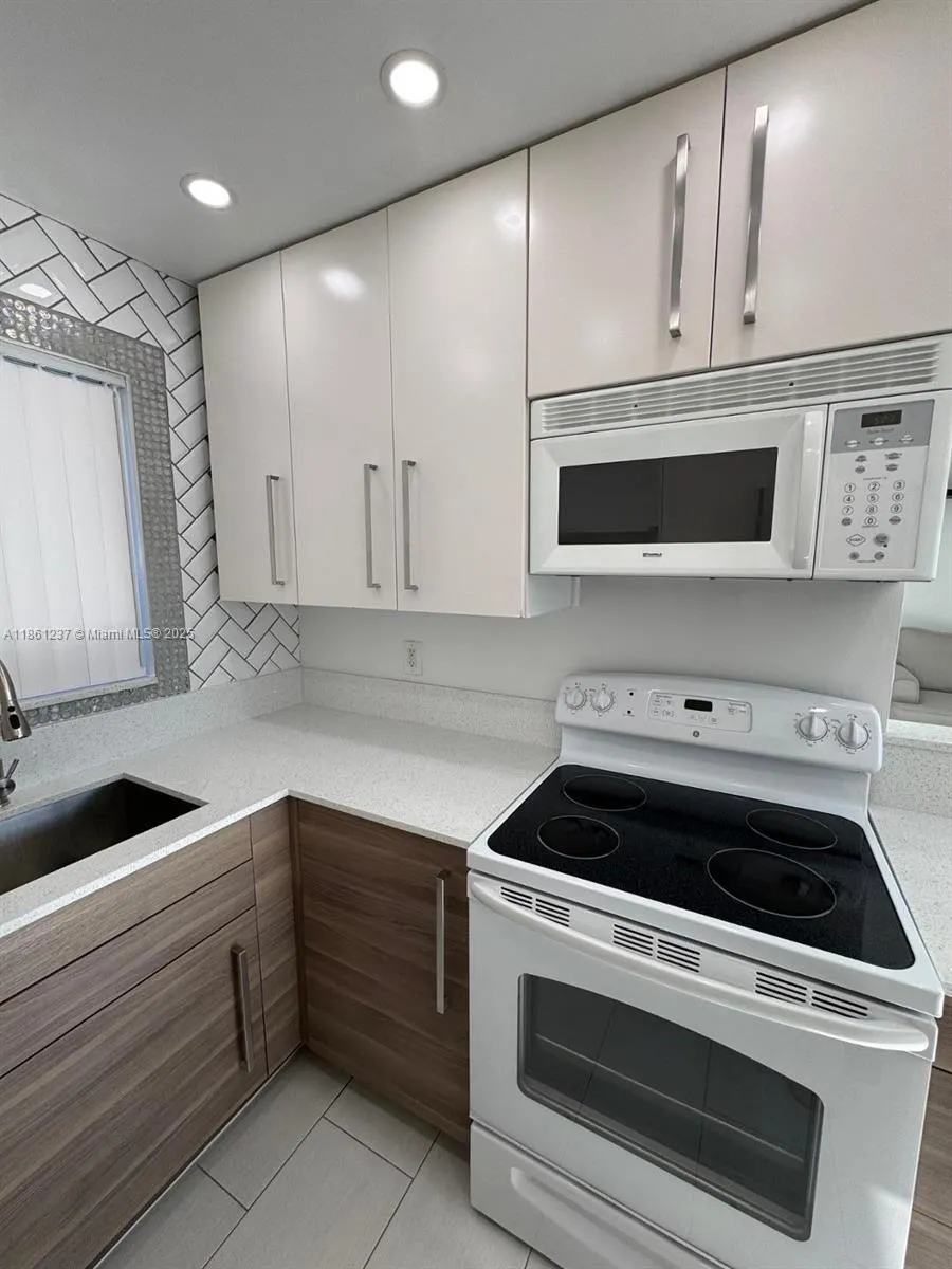 2415 Thomas, #B