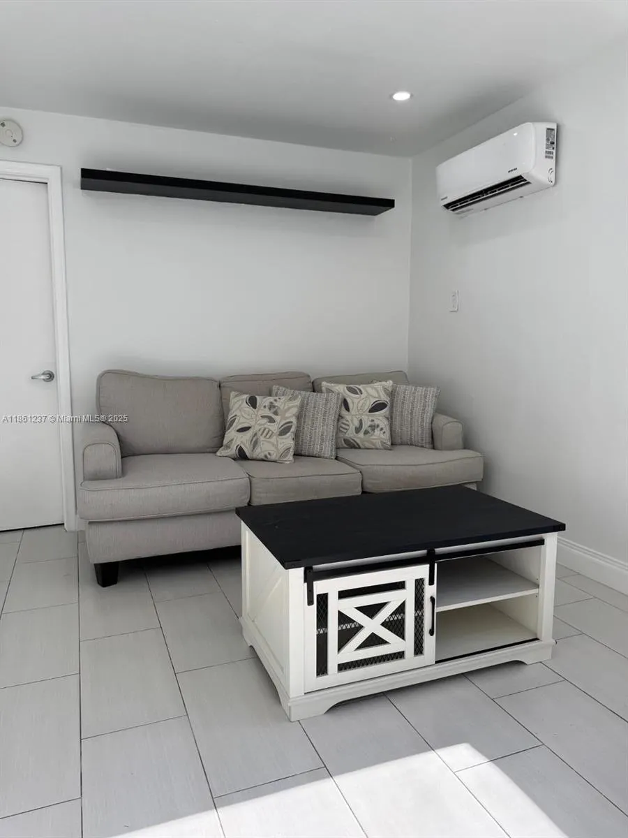 2415 Thomas, #B