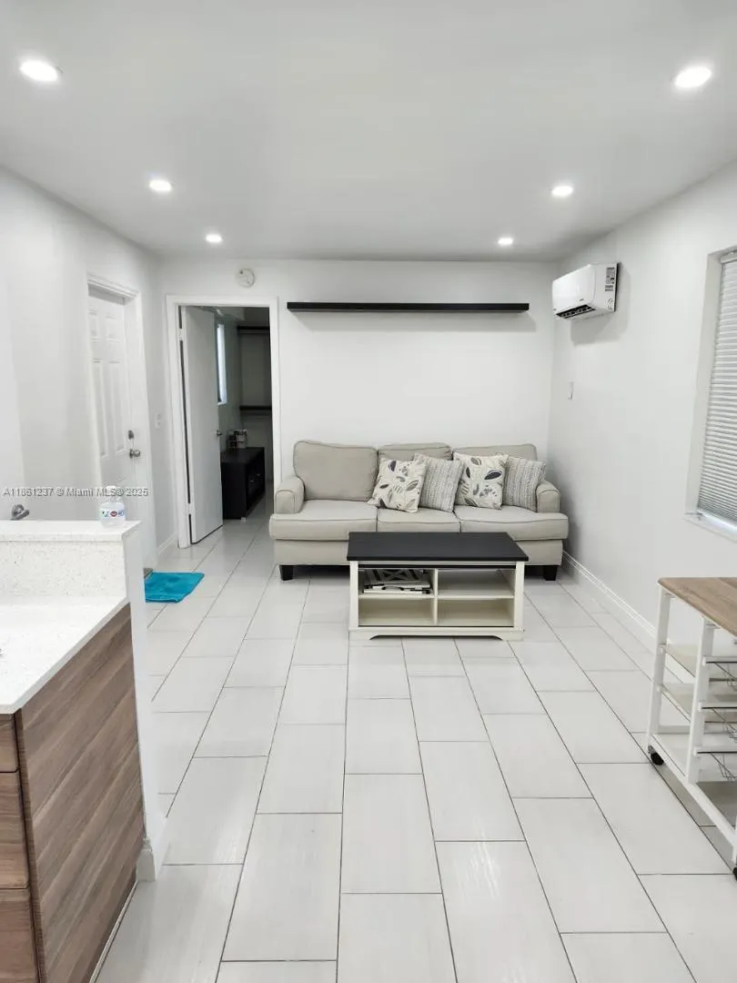 2415 Thomas, #B