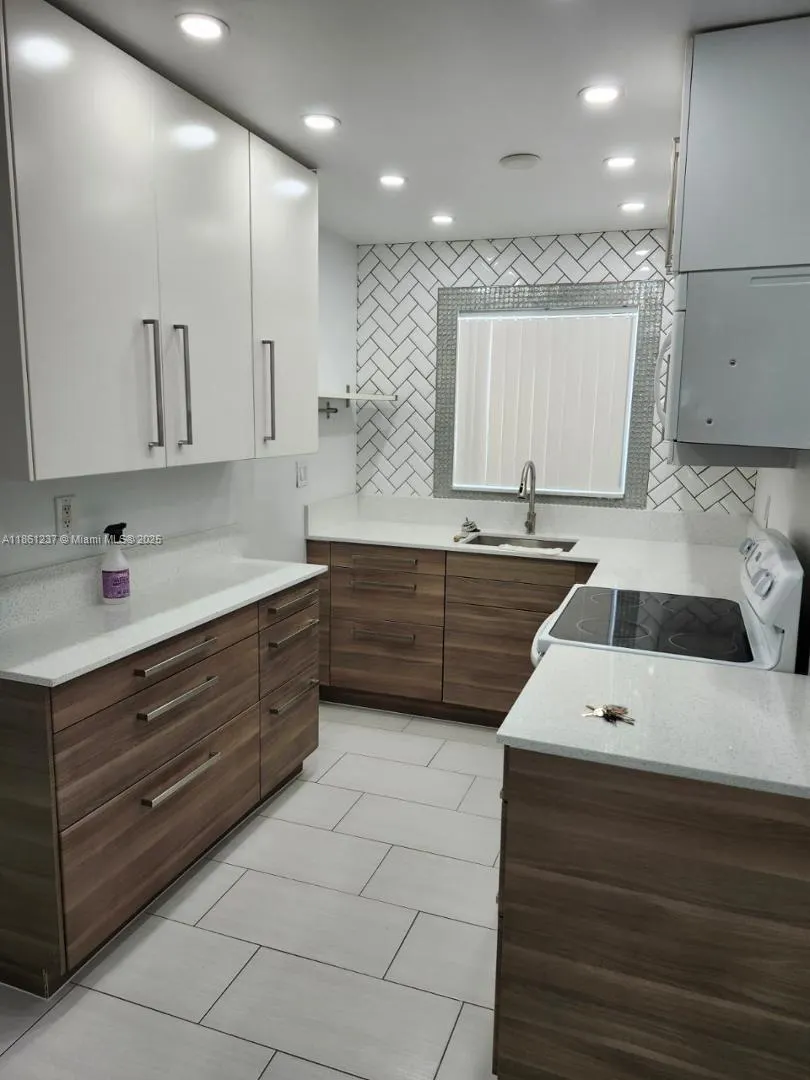 2415 Thomas, #B