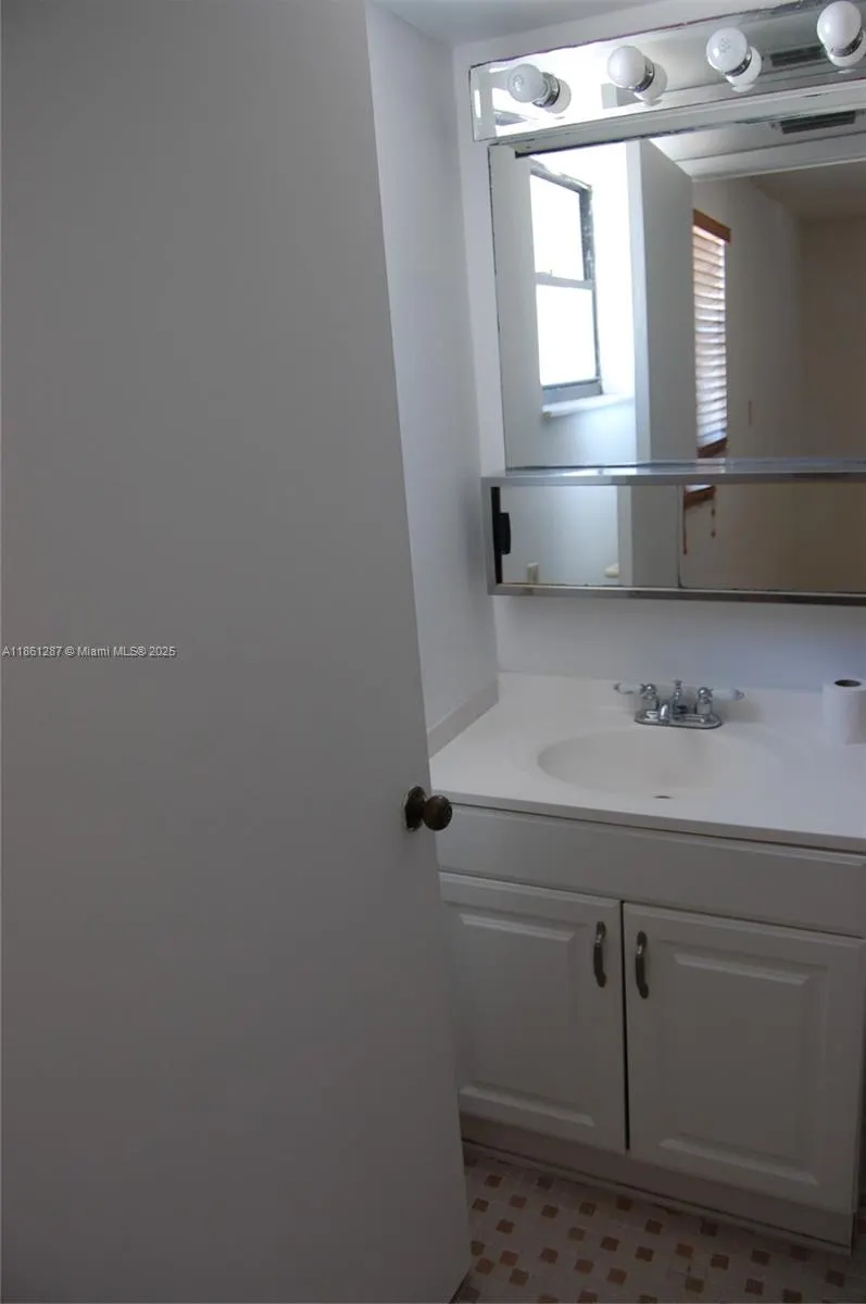 1334 Collins Ave, #604