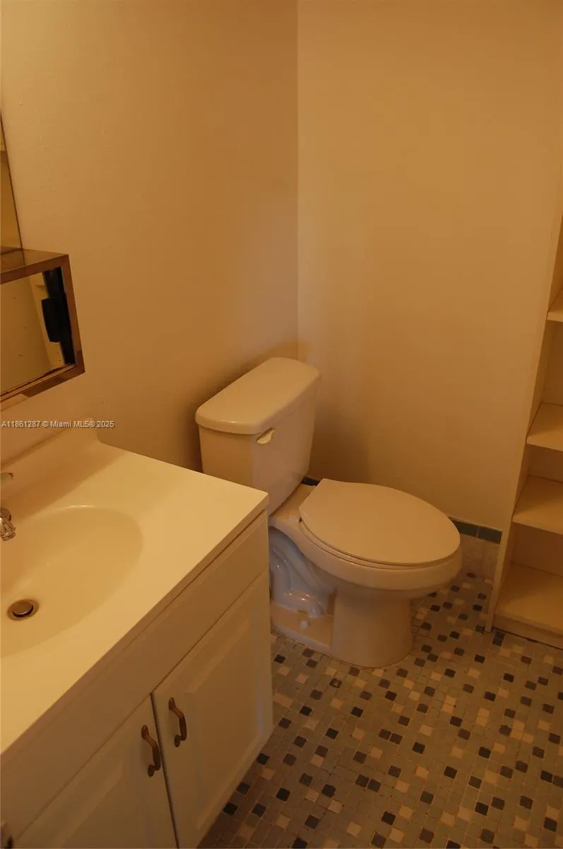 1334 Collins Ave, #604