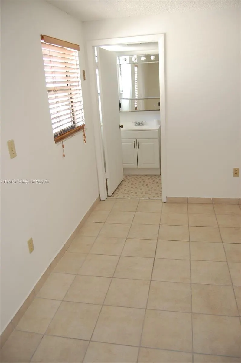 1334 Collins Ave, #604