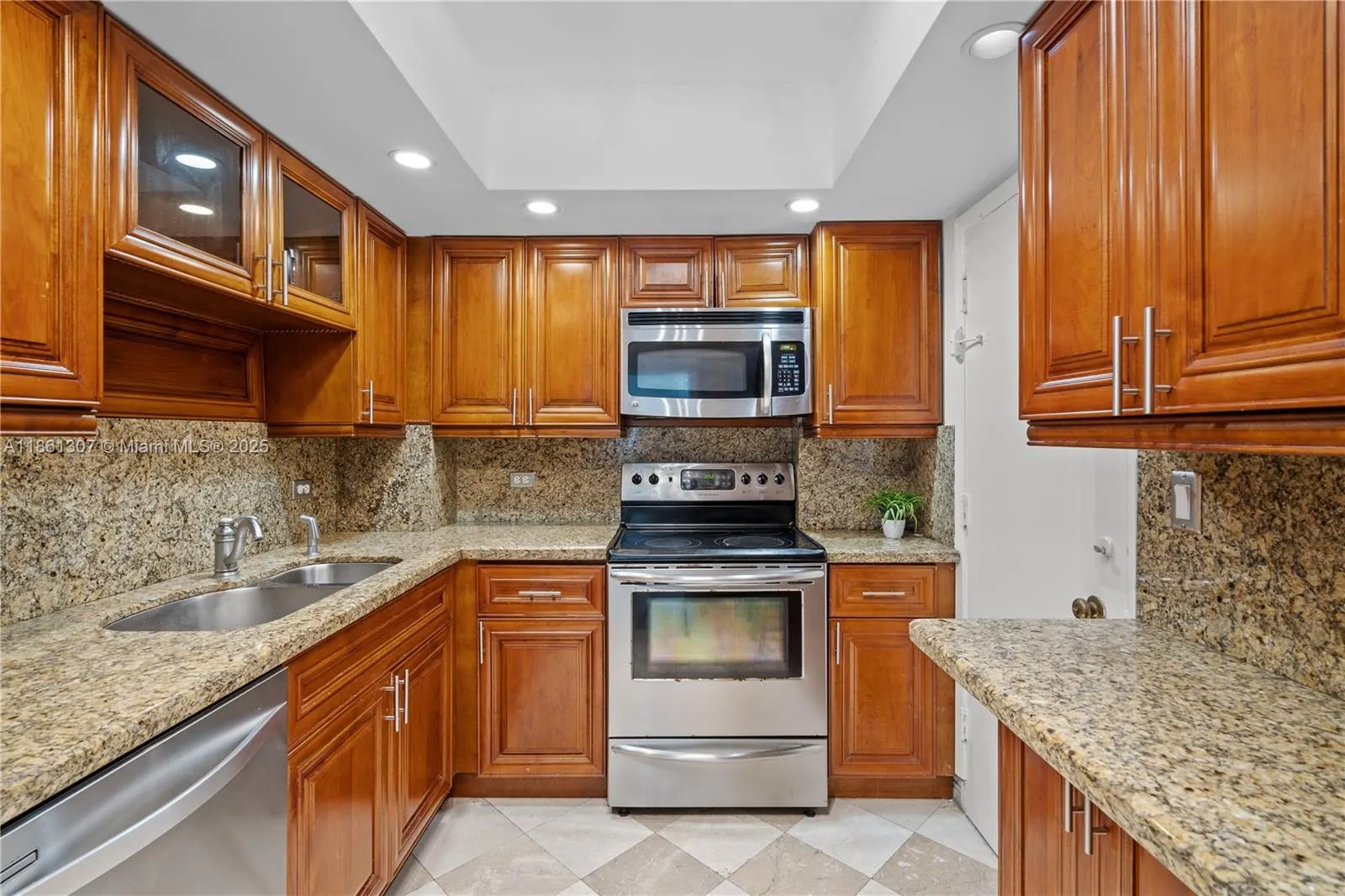 5005 Collins Ave, #615