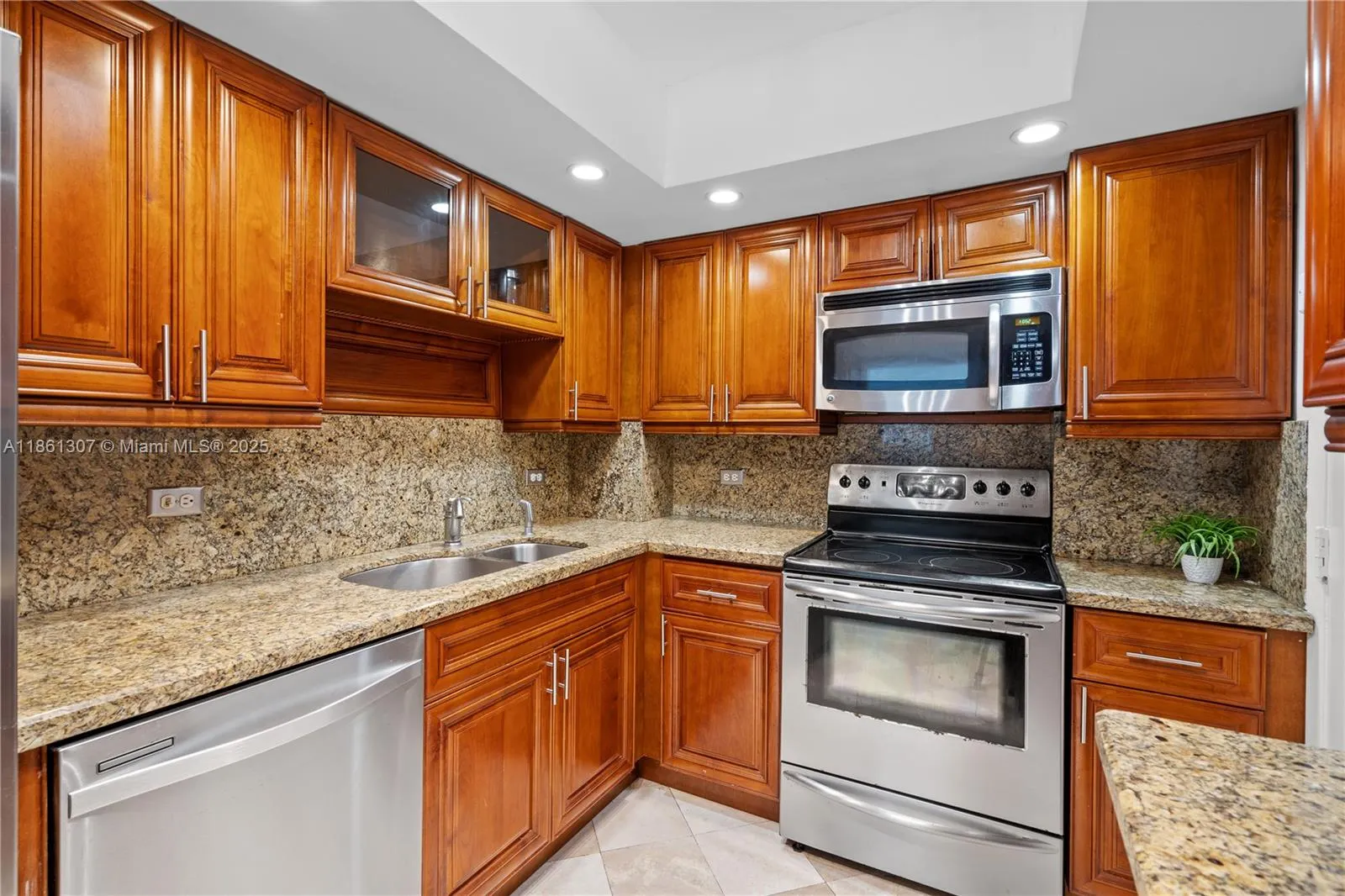 5005 Collins Ave, #615
