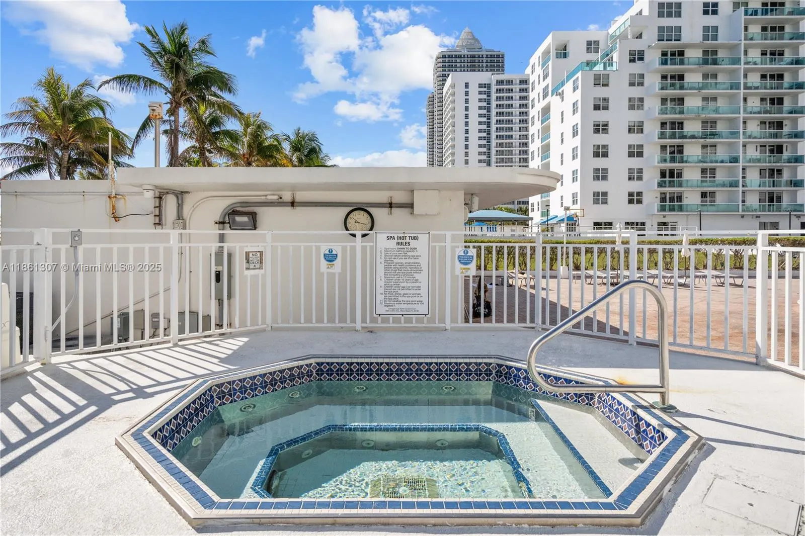 5005 Collins Ave, #615