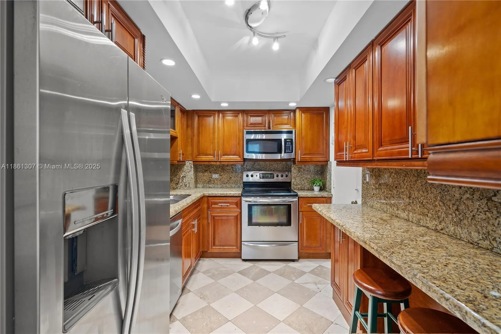5005 Collins Ave, #615