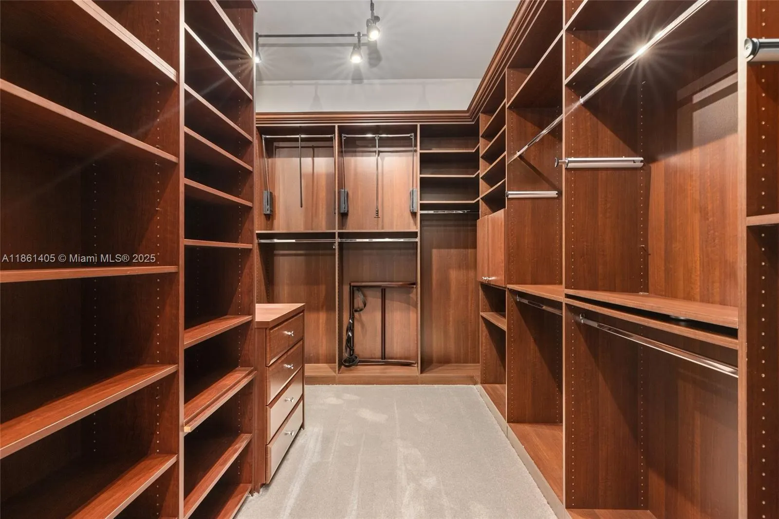 1504 Island Blvd