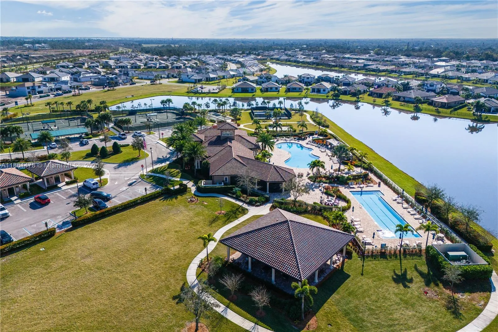 427 SE Vallarta Dr