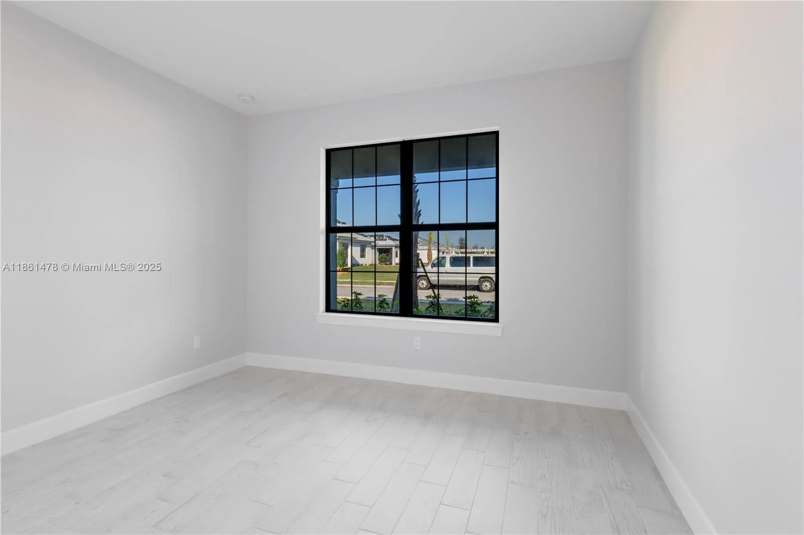 427 SE Vallarta Dr