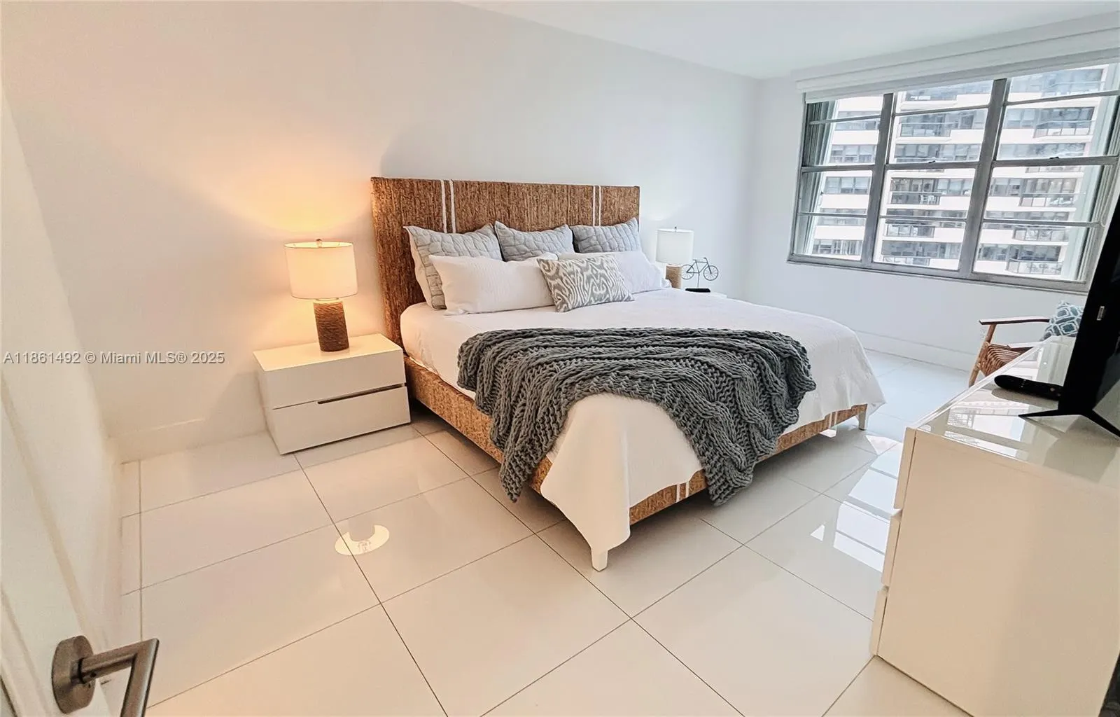 5161 Collins Ave, #1003