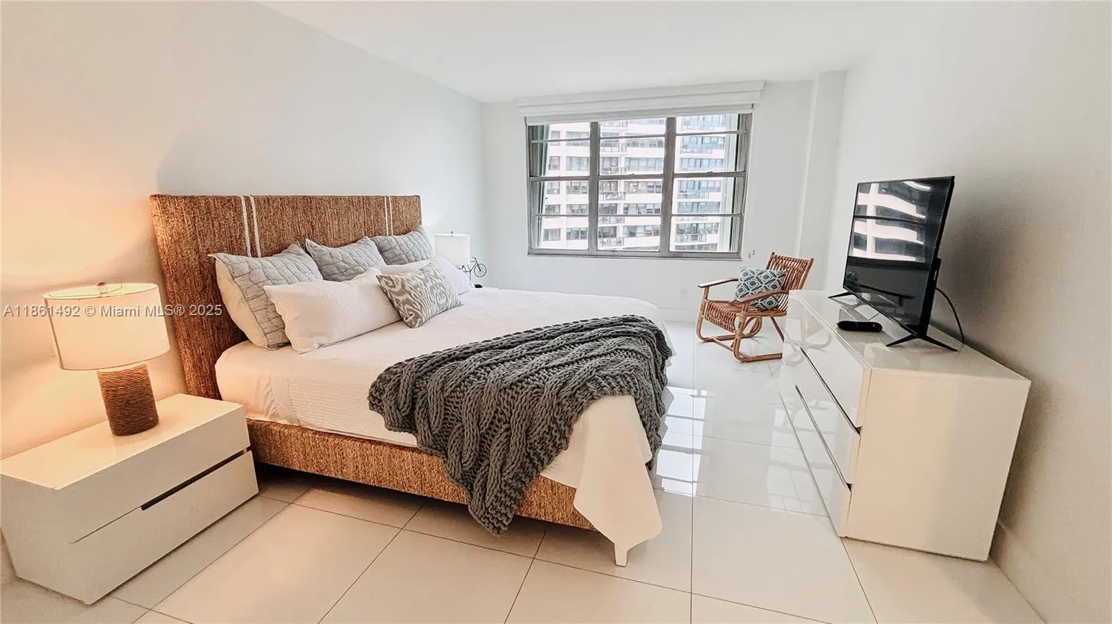 5161 Collins Ave, #1003