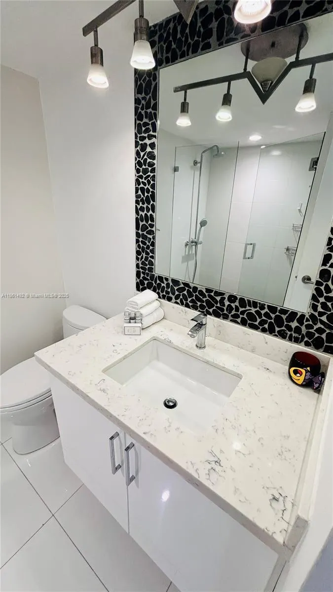 5161 Collins Ave, #1003