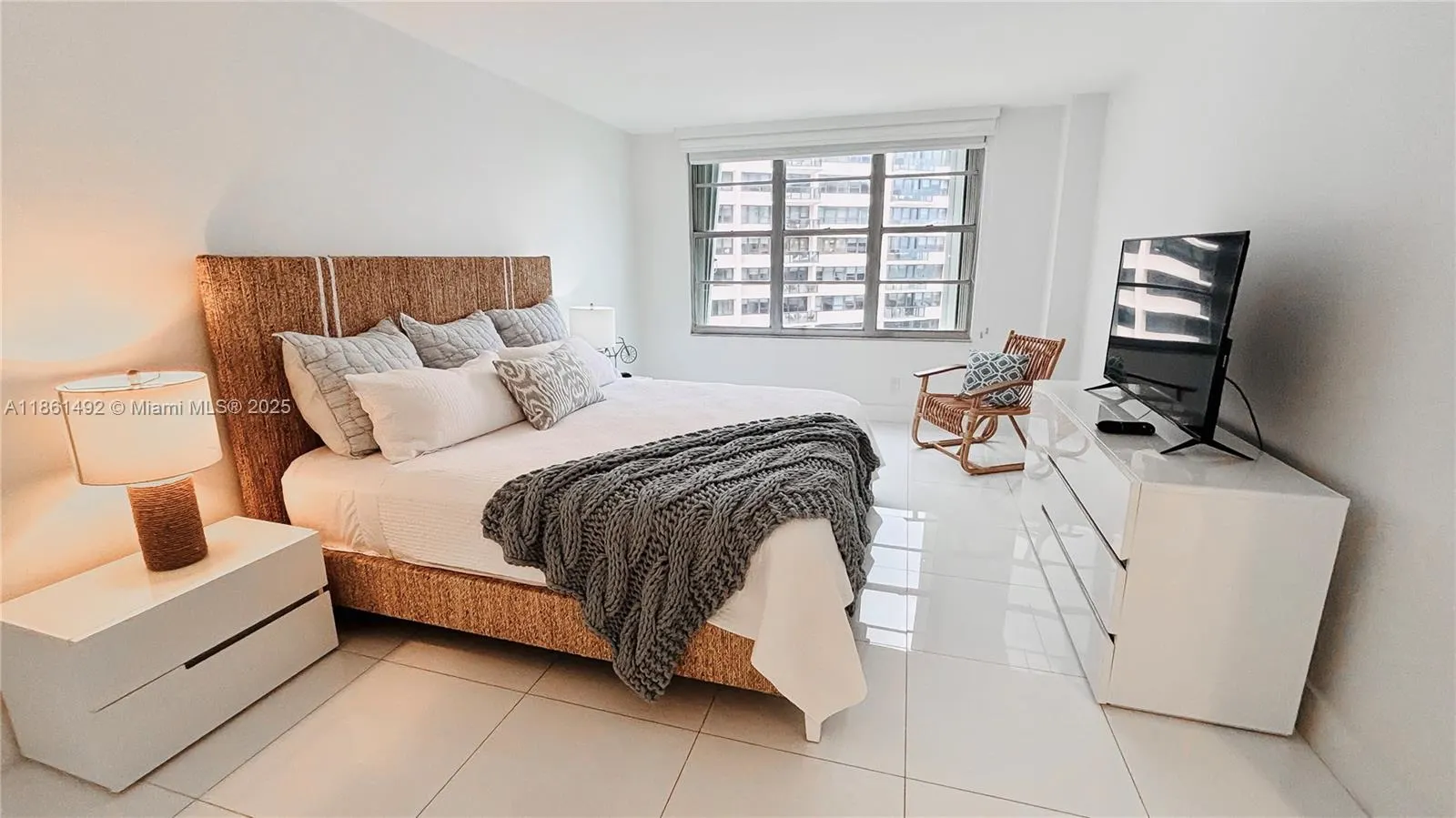 5161 Collins Ave, #1003