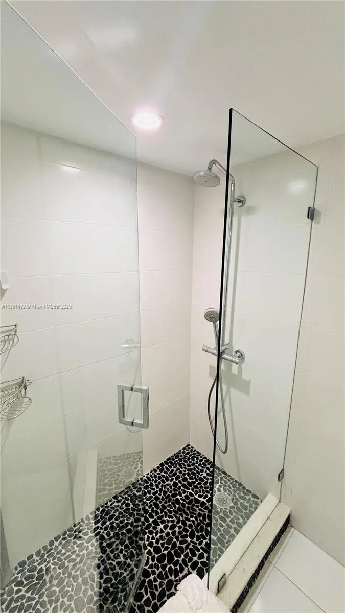 5161 Collins Ave, #1003