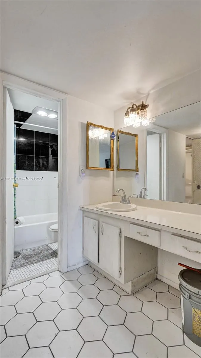 3101 N Country Club Dr, #401