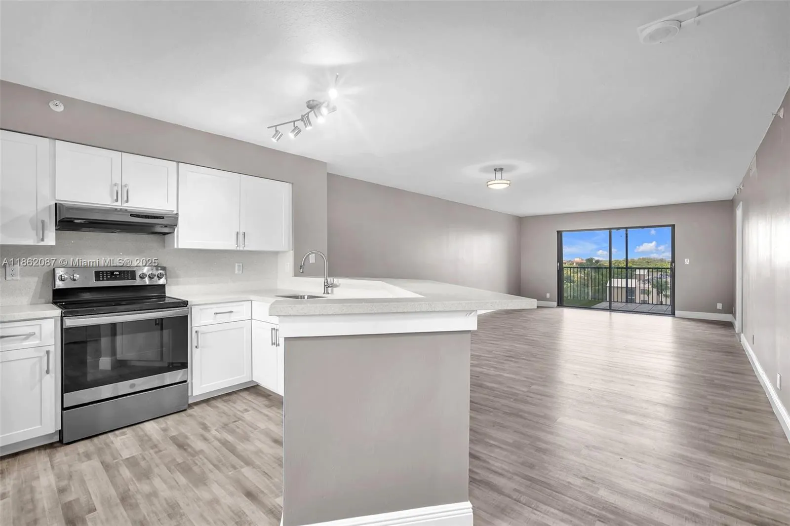 2112 S Cypress Bend Dr, #802