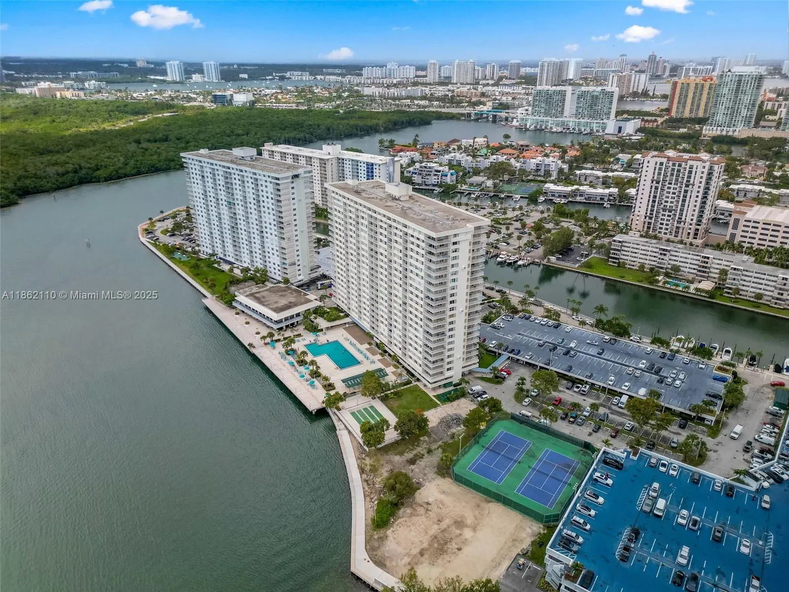 300 Bayview Dr, #807