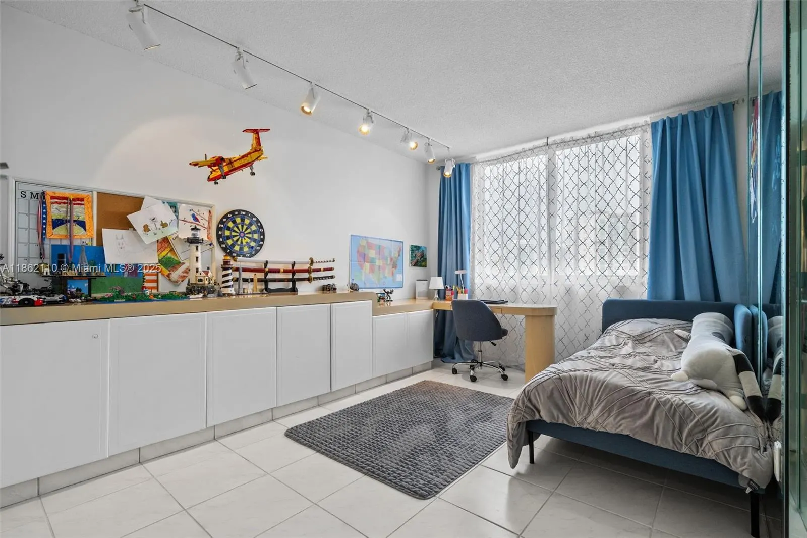 300 Bayview Dr, #807