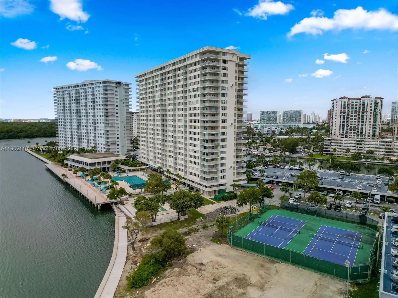 300 Bayview Dr, #807