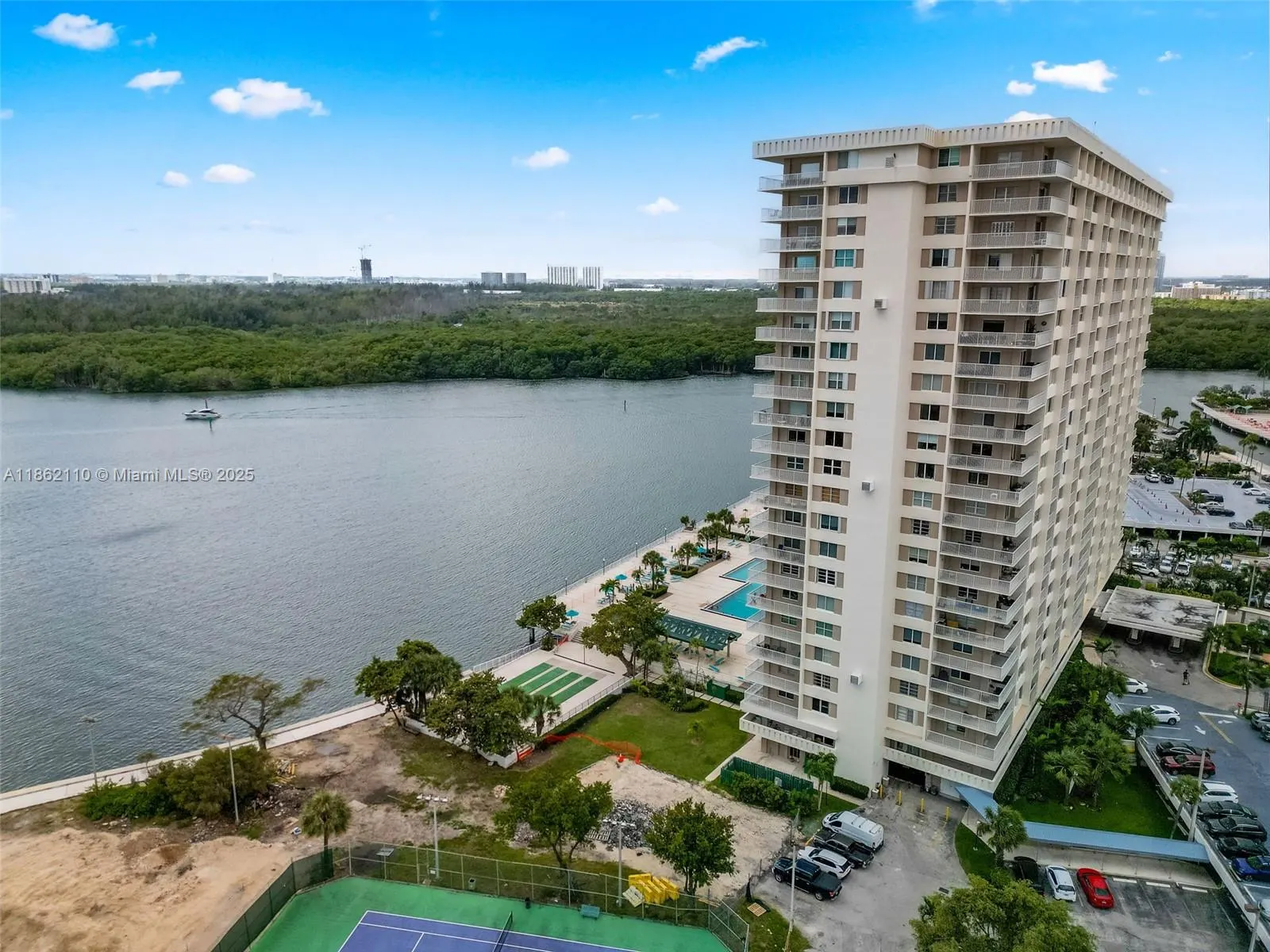 300 Bayview Dr, #807