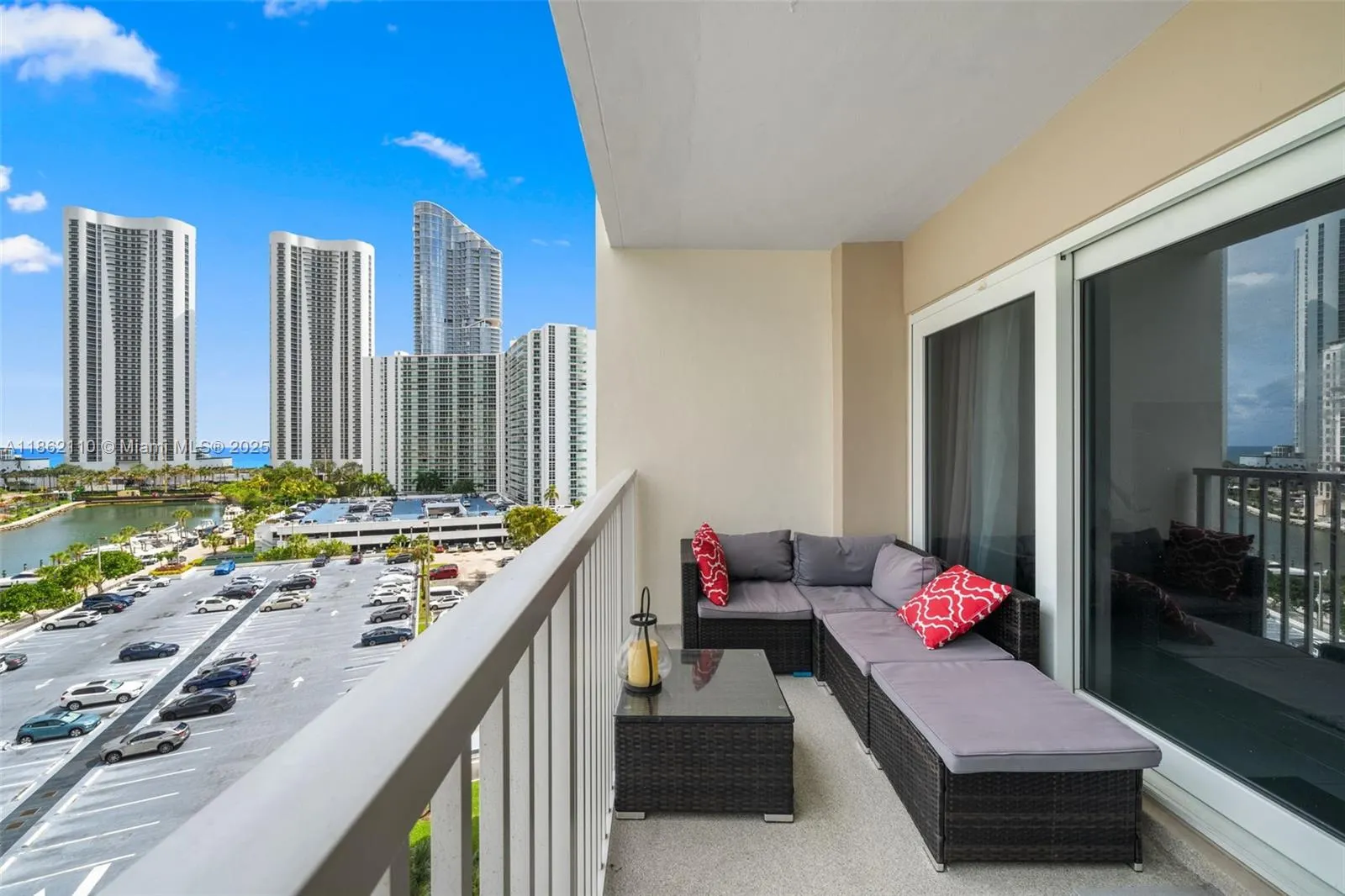 300 Bayview Dr, #807