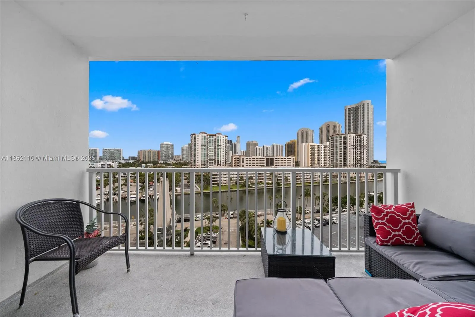 300 Bayview Dr, #807