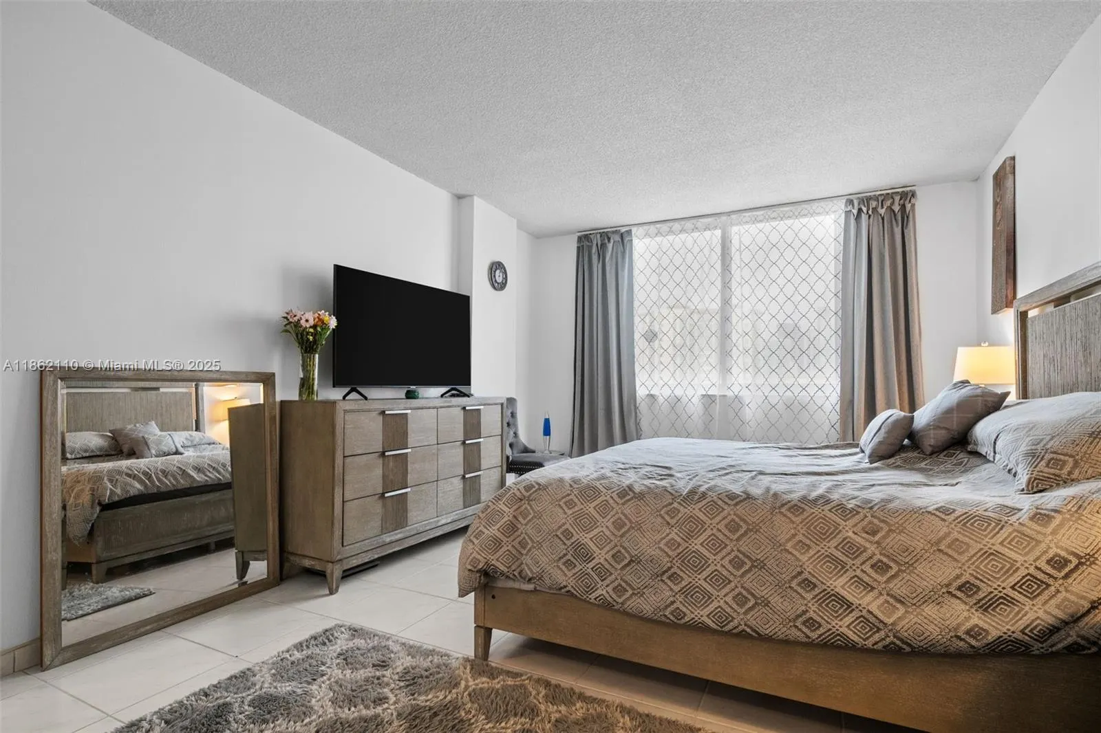 300 Bayview Dr, #807