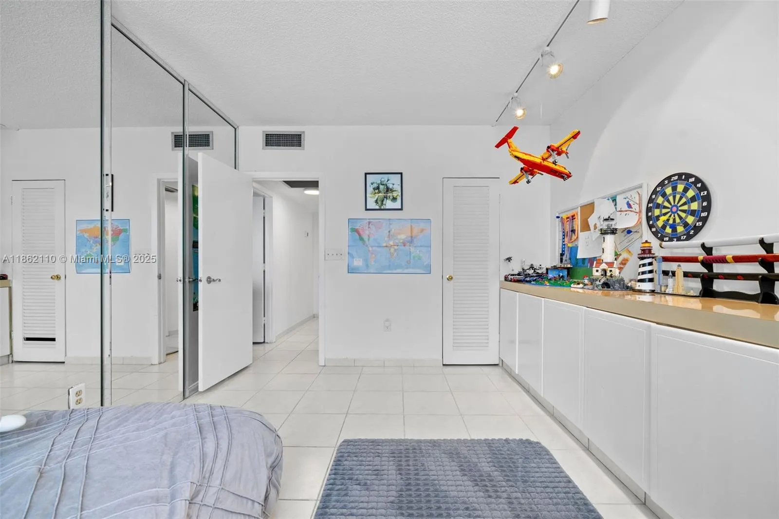 300 Bayview Dr, #807
