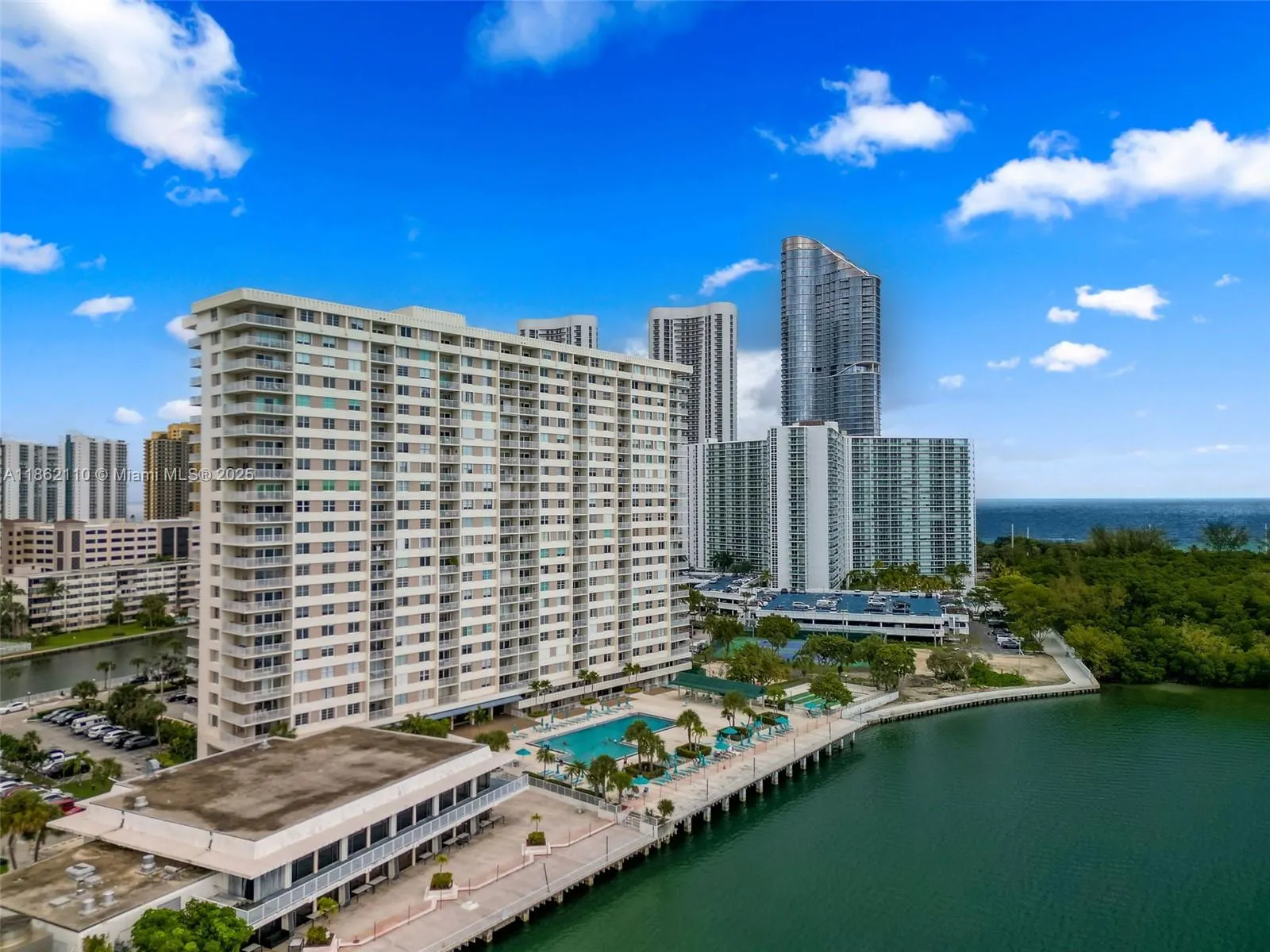 300 Bayview Dr, #807