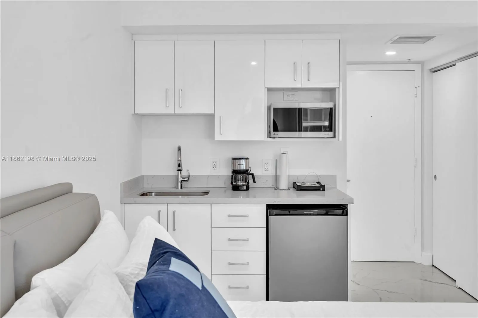 17375 Collins Ave, #1703