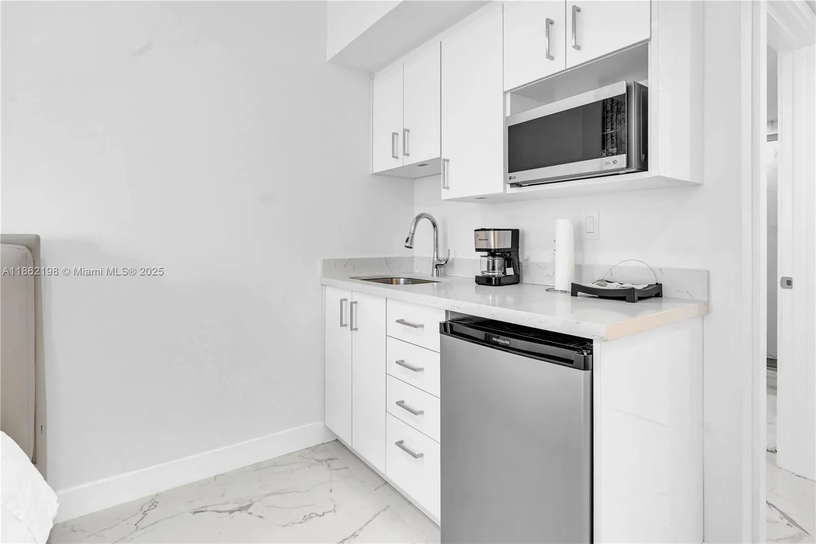 17375 Collins Ave, #1703