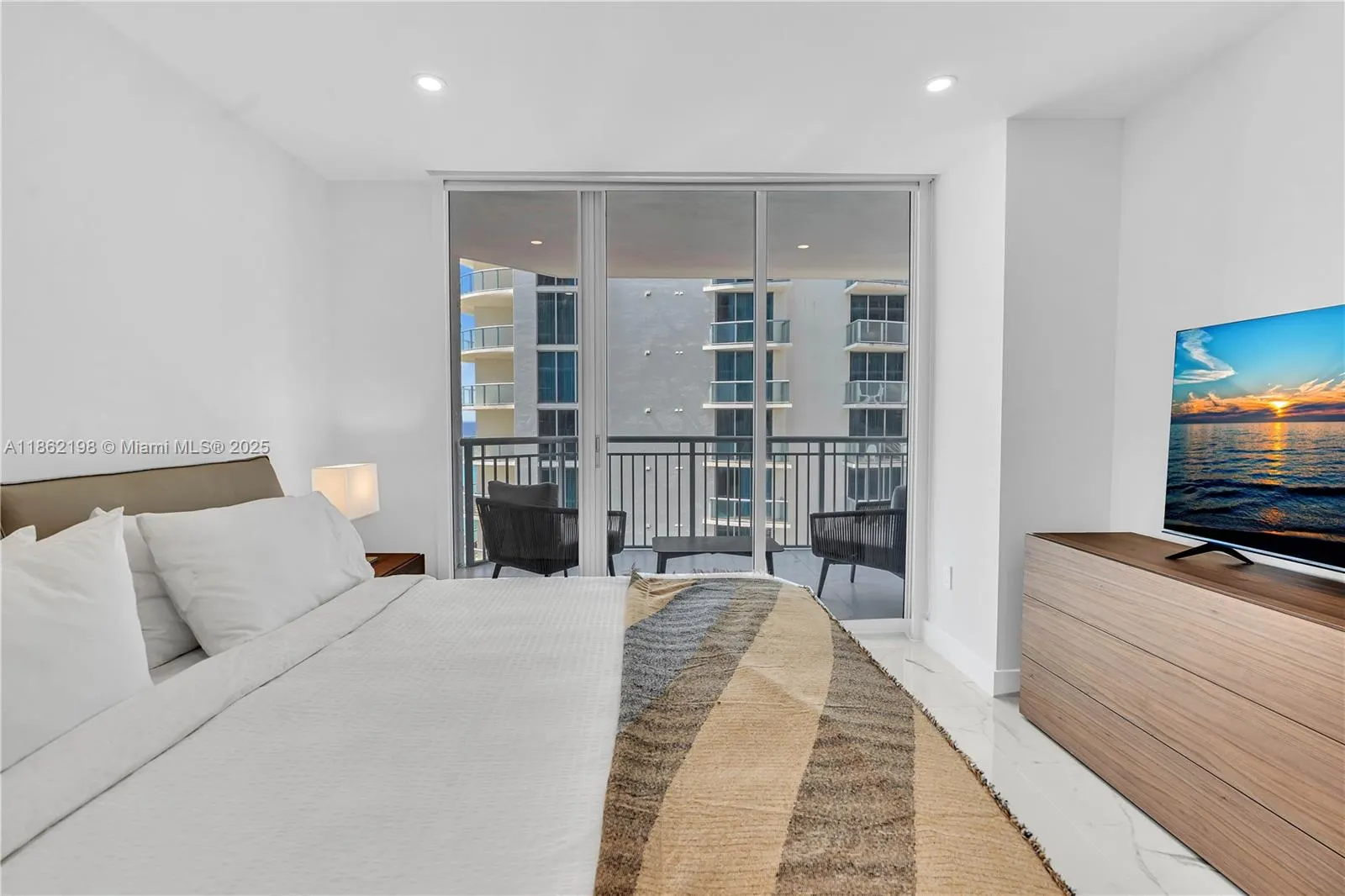 17375 Collins Ave, #1703