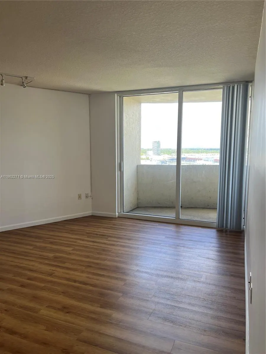 19501 W Country Club Dr, #1411