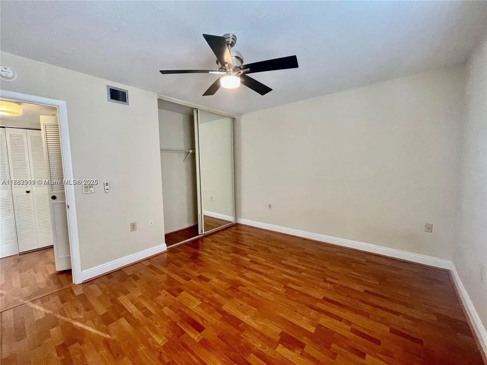 6061 Balboa Cir, #304