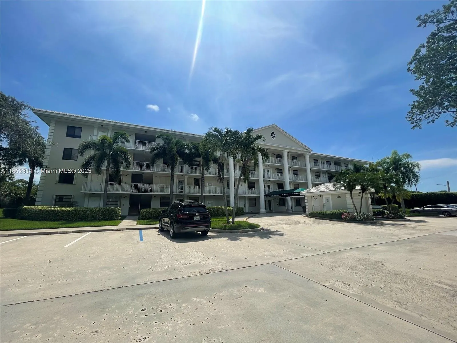 6061 Balboa Cir, #304