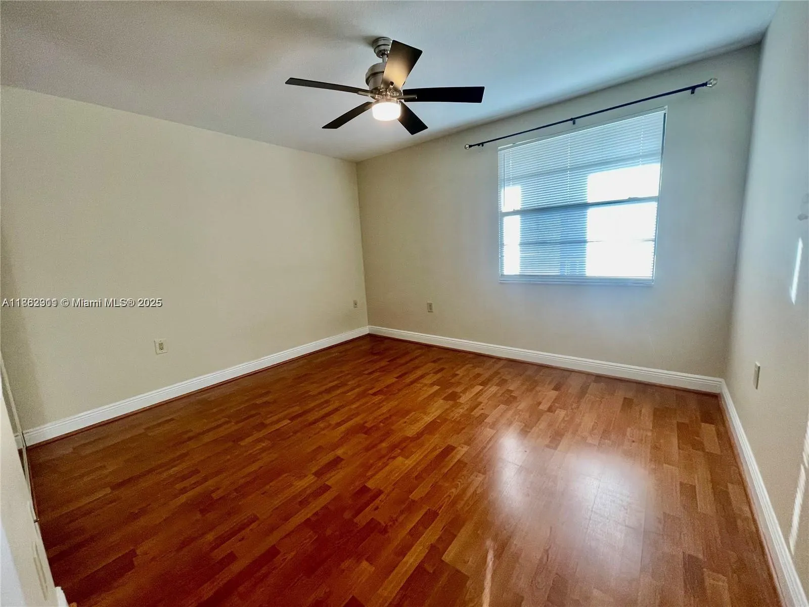 6061 Balboa Cir, #304