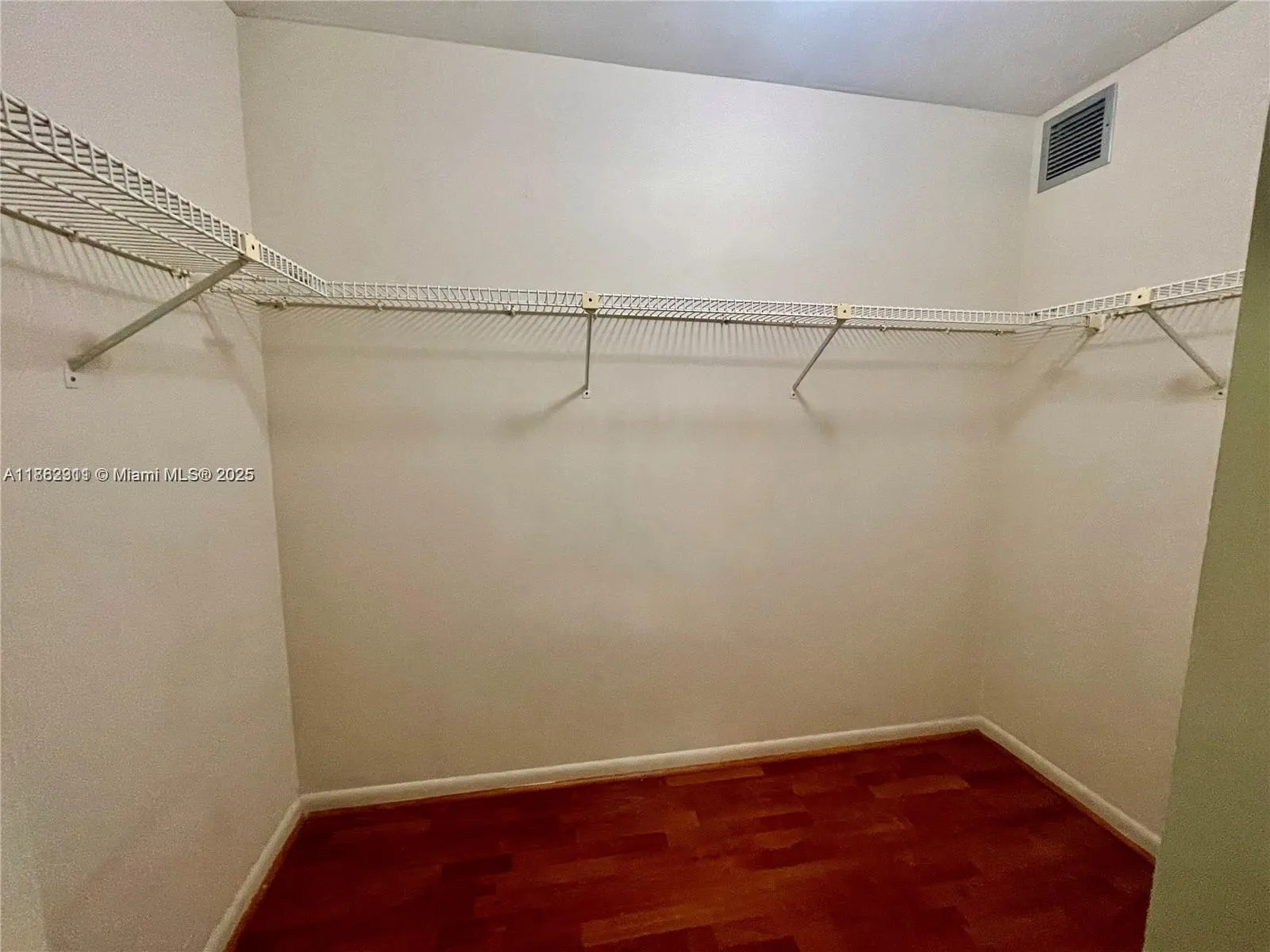 6061 Balboa Cir, #304