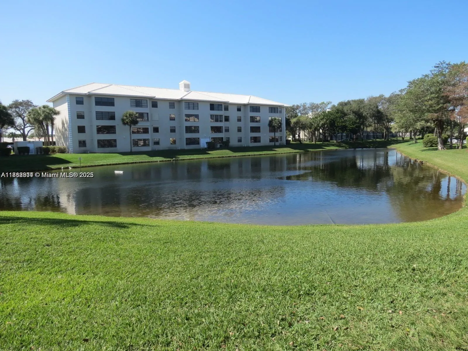 6061 Balboa Cir, #304