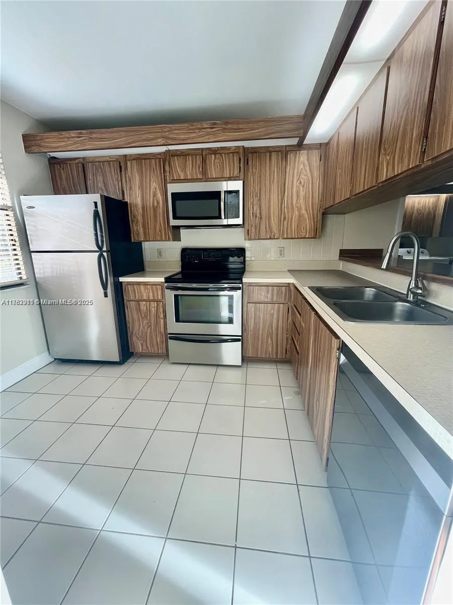 6061 Balboa Cir, #304