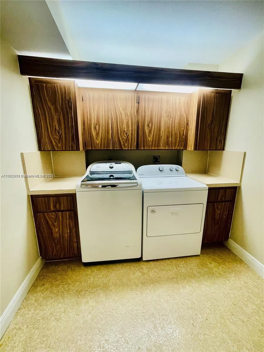 6061 Balboa Cir, #304