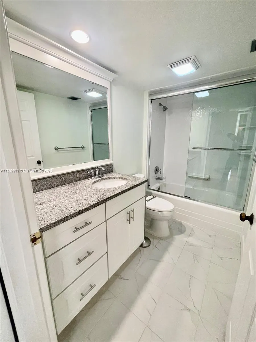 6061 Balboa Cir, #304