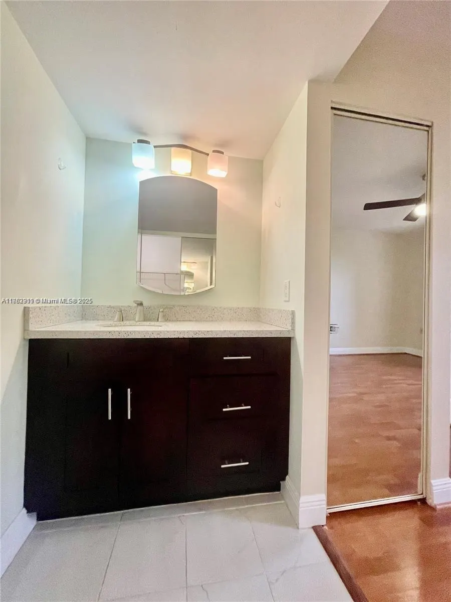 6061 Balboa Cir, #304
