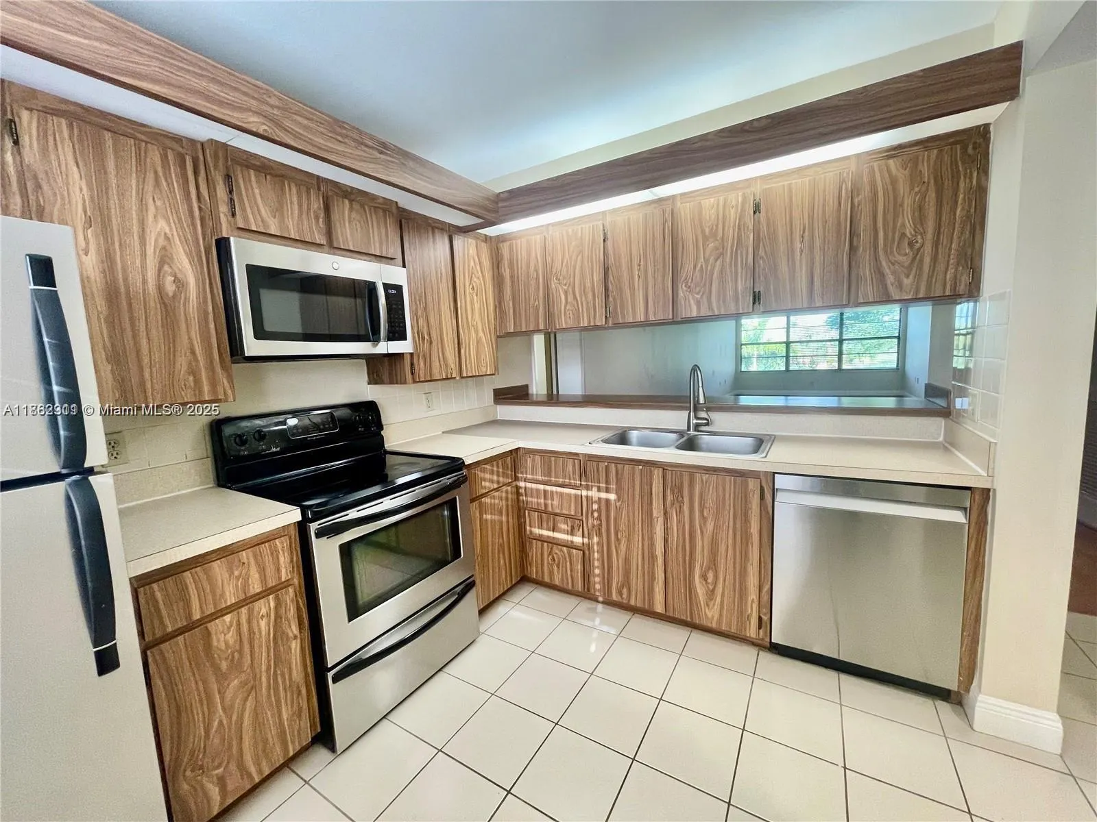 6061 Balboa Cir, #304