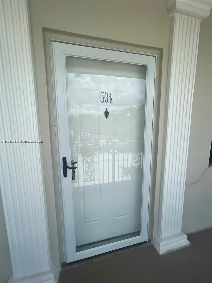 6061 Balboa Cir, #304