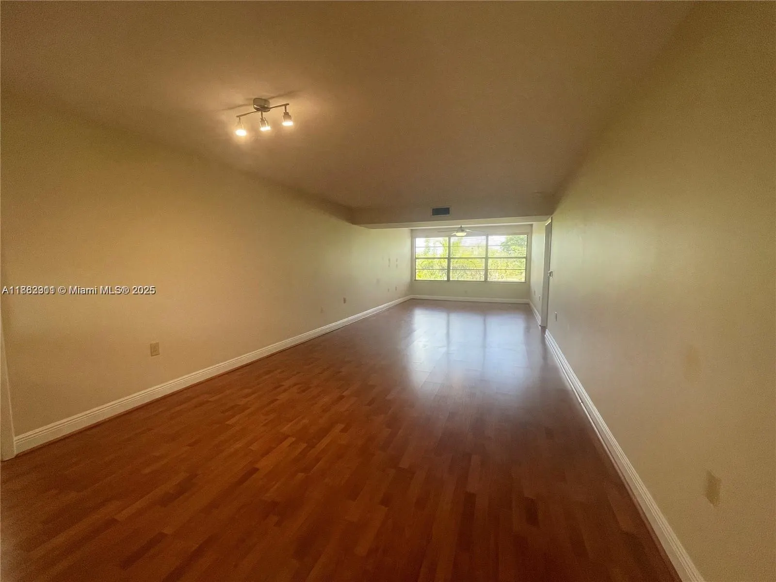 6061 Balboa Cir, #304