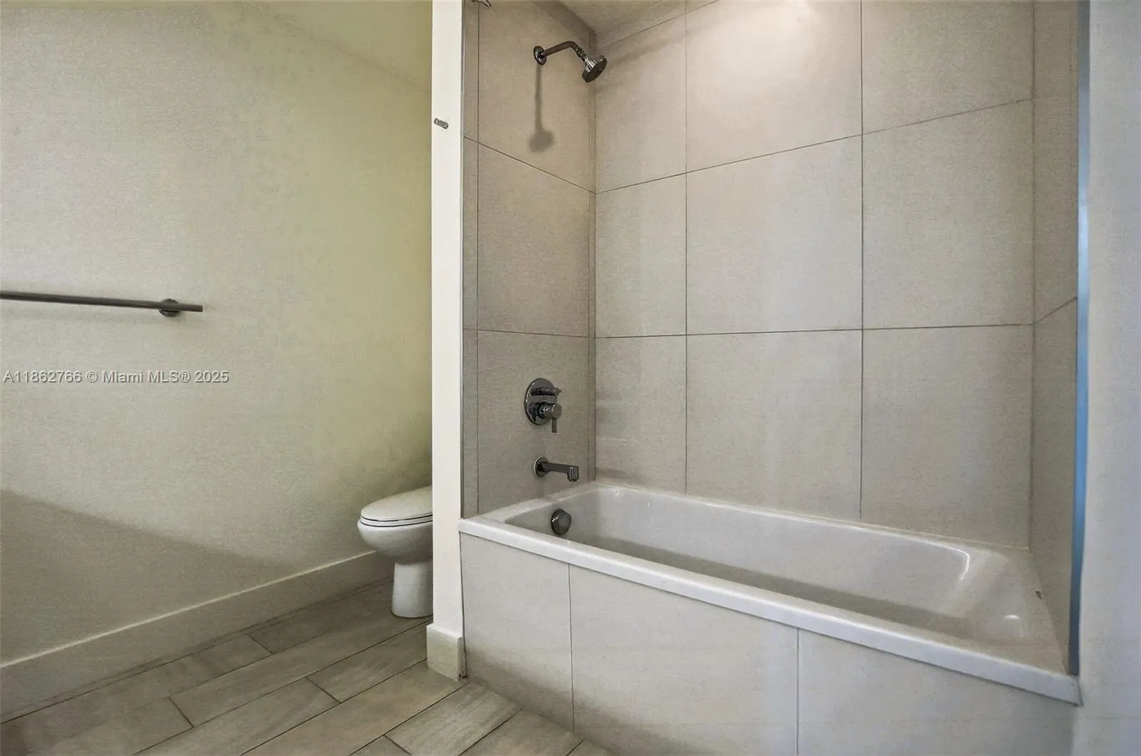 2000 Metropica Way, #2302