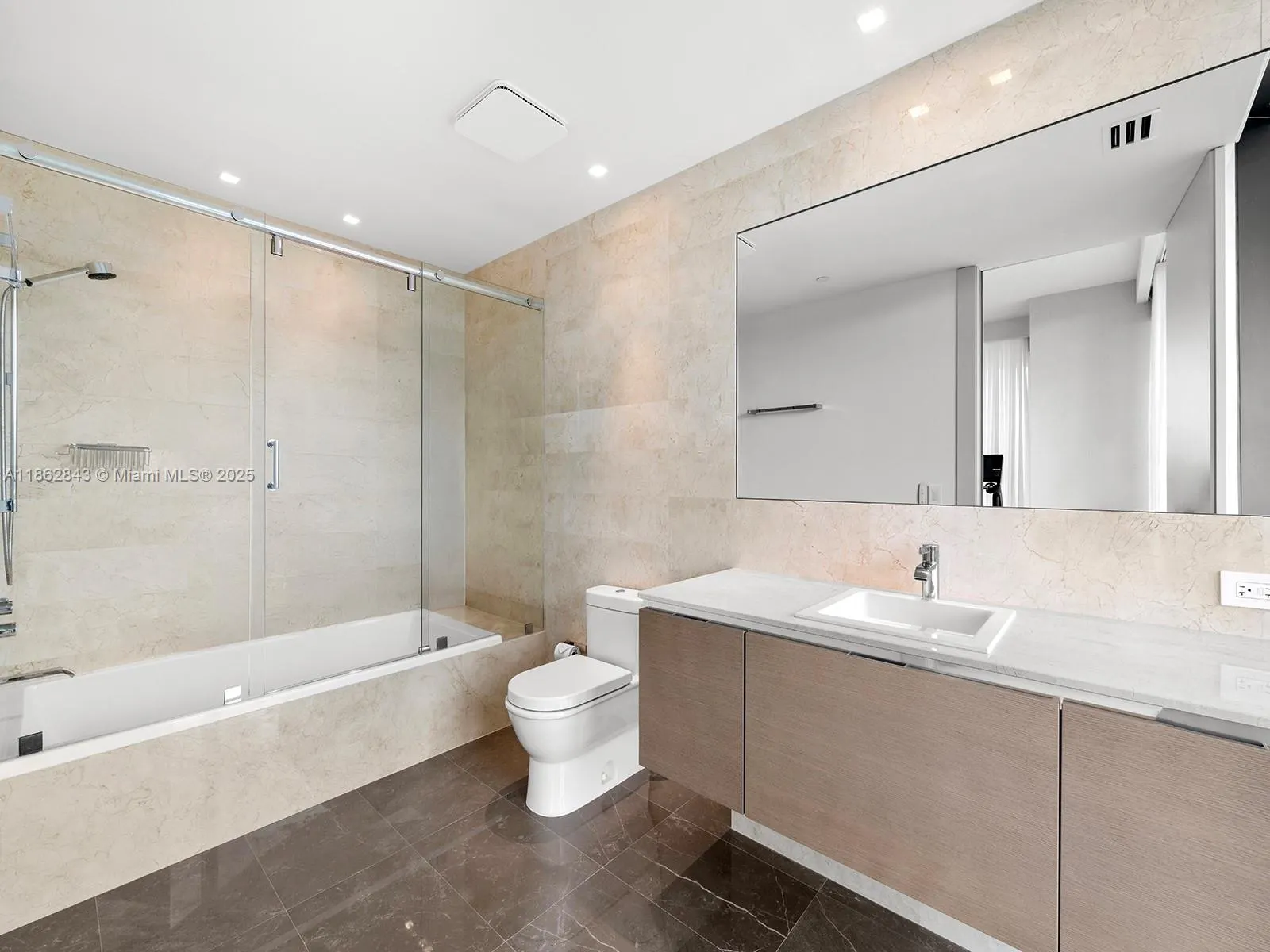 19575 Collins Ave, #9