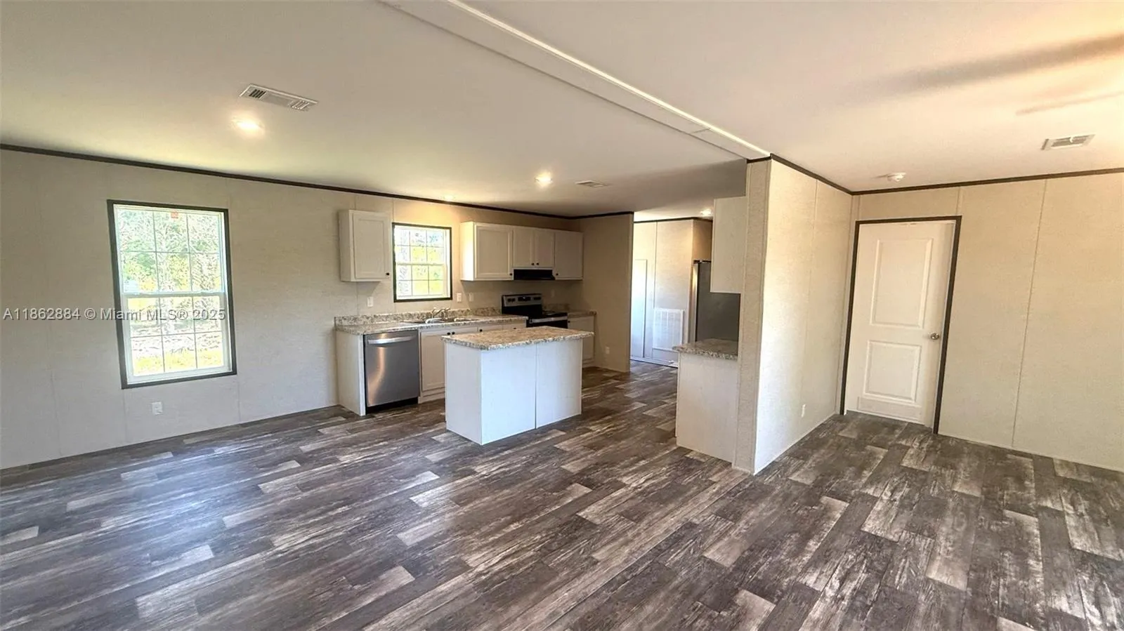 881 Woodland Blvd