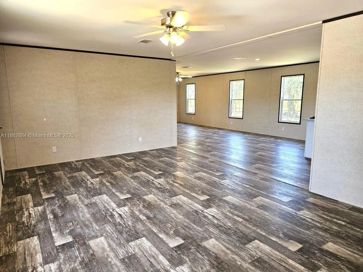 881 Woodland Blvd